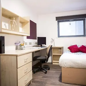 Small Double Ensuite Next To The Centre Apartment